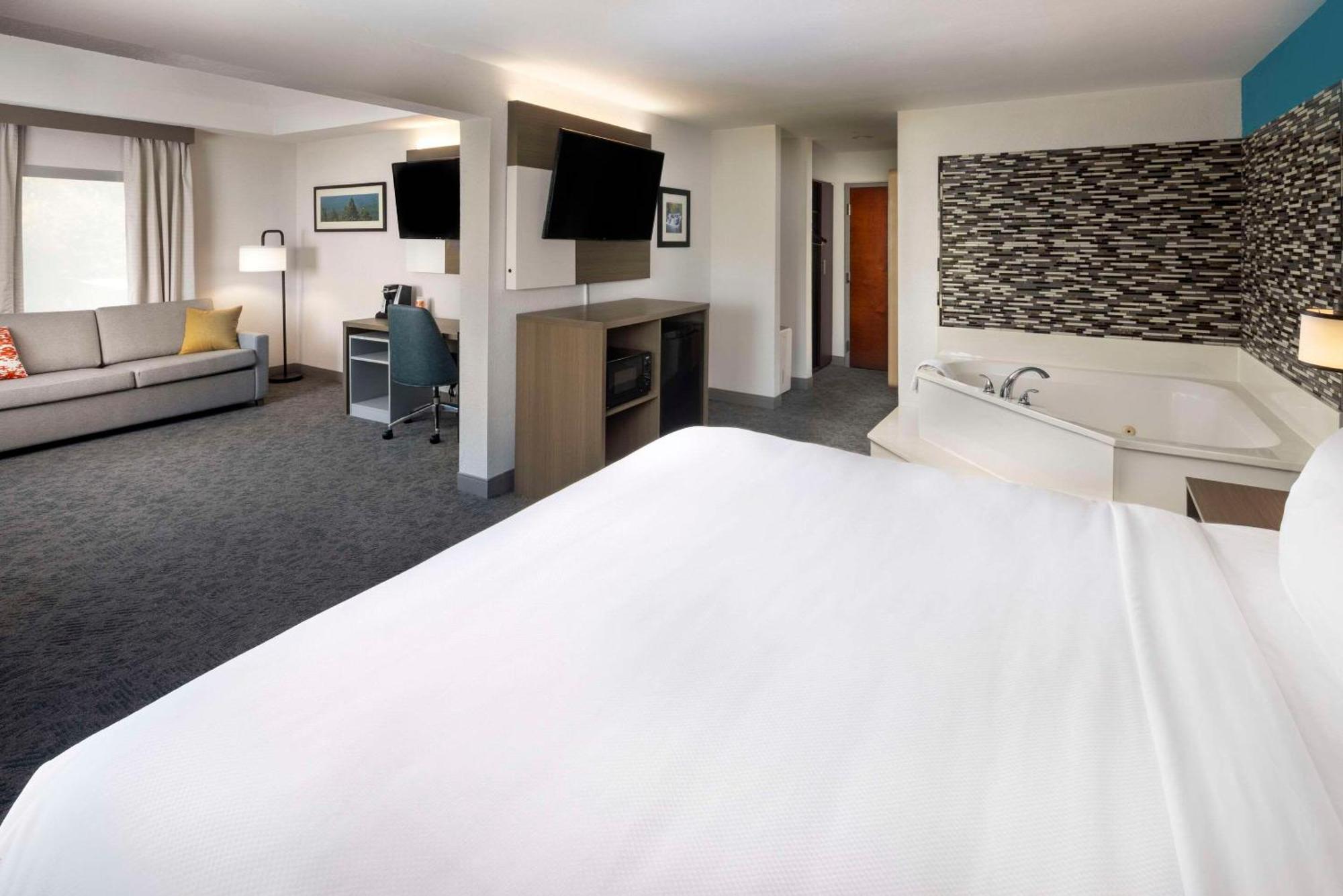 Comfort Inn & Suites Dahlonega University Area Exterior photo