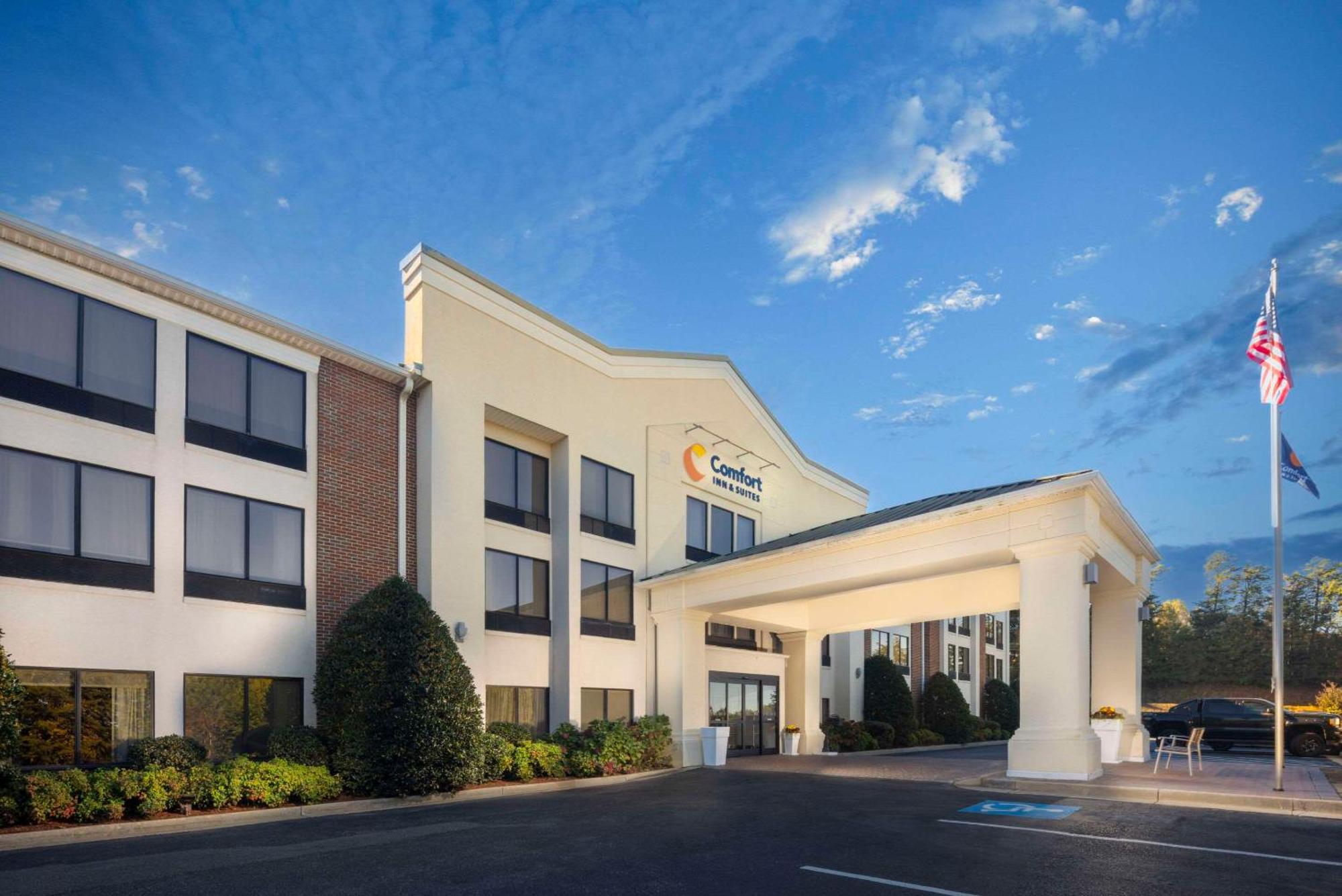 Comfort Inn & Suites Dahlonega University Area Exterior photo